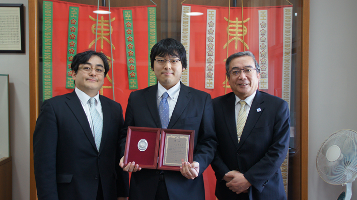 左から秋山教授、大上雅史さん、三島学長