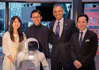 オバマ大統領とアシモを囲んで、左が山元奈緒さん