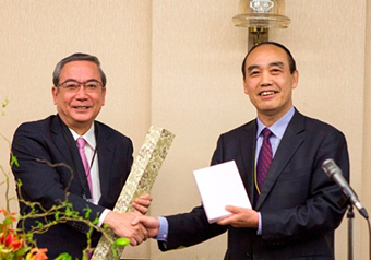 三島良直東工大学長（左）と袁駟清華大学校務委員会副主任（右）