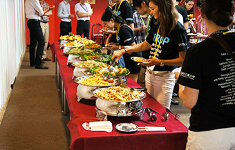 ブッフェ形式での歓迎昼食会