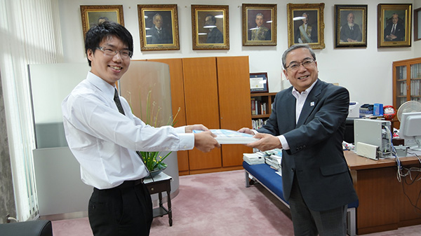 学生スタッフ代表から三島学長へ提言書奉呈