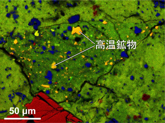 図1. 「リュウグウ」から発見した高温鉱物（かんらん石）の例。黄色く光って見える粒は全て高温鉱物。データは電子顕微鏡により取得したMg(赤)―Si(緑)―Fe(青)の合成X線元素マップ。（©Kawasaki et al. 2022）