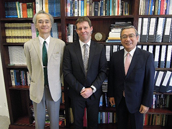 （左から）佐藤副学長、ランバーツ学長、三島学長