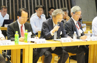 横田ビジョナリーリーダーの講評（左）と、安藤副学長の閉会の挨拶（右）
