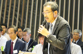 横田ビジョナリーリーダーの講評（左）と、安藤副学長の閉会の挨拶（右）