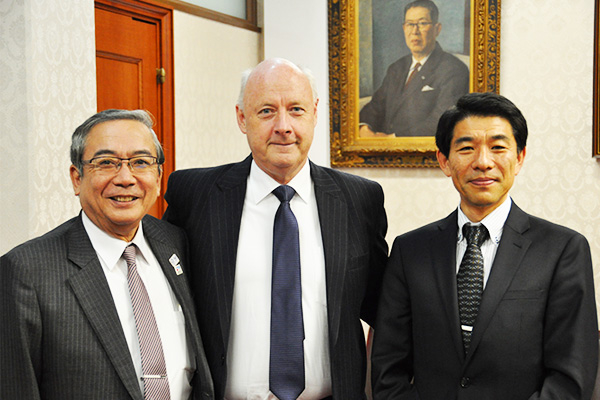 （左から）三島学長、スヴェイネ駐日大使、大竹副学長