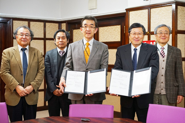 （左から）田中技師長、杉山副本部長、作中取締役執行役員、岸本学院長、藤村副学院長