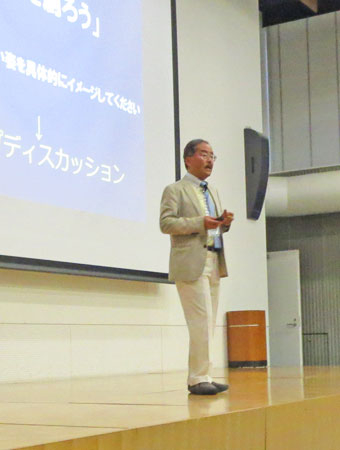 後輩に対してメッセージを語る古関氏