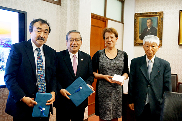 （左から）安藤理事・副学長、三島学長、フローレンツ主席副学長、中谷教授