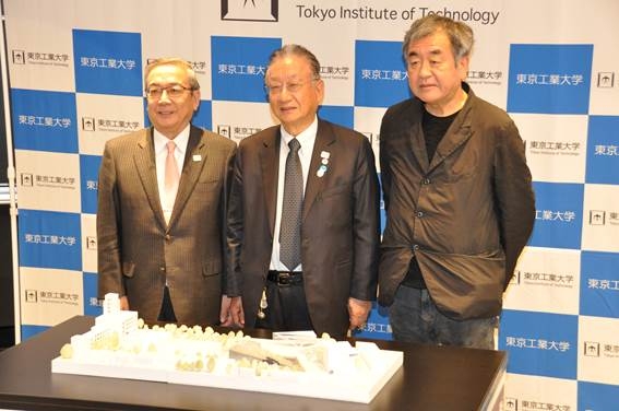 Taki Plazaの建築模型を前にする三島学長（左）、滝氏（中央）、隈氏（右）
