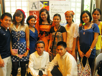 駒場寮のASEAN学生祭で他のフィリピン人奨学生と（後列左から4番目がアバンセニアさん）