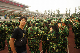 中国人学生向けの軍事パレードにて