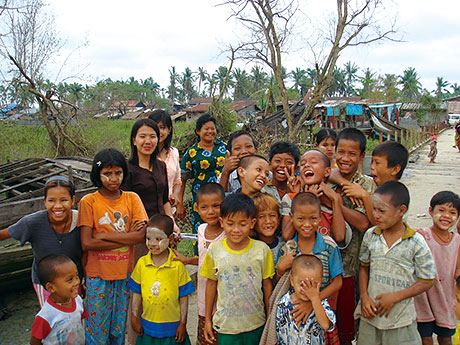ミャンマー サイクロン災害で助かった村の人々。近隣には村ごと消滅してしまった場所もある
