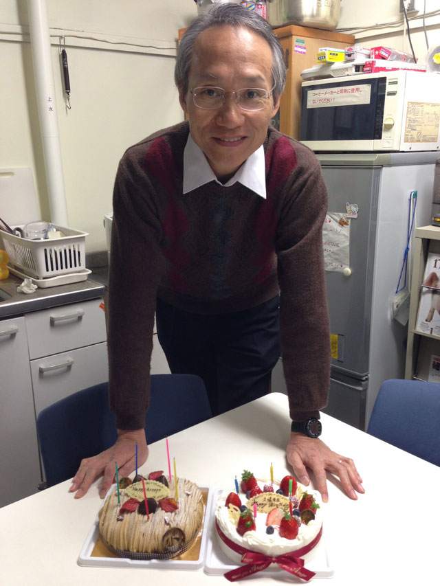 研究室の恒例行事となった久堀教授の誕生日祝い