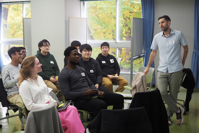 3人のd.school出身講師によるDesign Thinking for Your Creative Practiceの様子