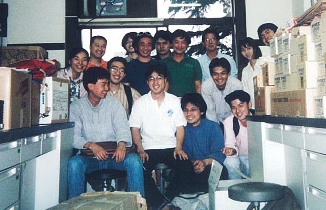 1996年、大岡山に引越し（中央右、緑色のシャツを着ているのが鈴木教授）