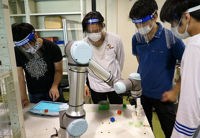 Practice using collaborative robots (Smart Robotics)