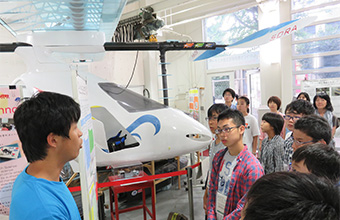 We toured the university for the walking time. We heard the explanation of the man power plane from the team leader of Meister, we were surprised at the lightness against its size.