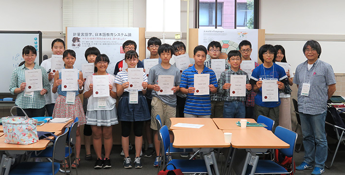 How did you feel when you became a university student today? Commemorative photograph with a doctoral certificate in English. It was cheers for hard work a long day.