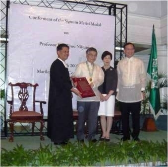 Former Director of Tokyo Tech Philippines Office and Emeritus Professor Hiroo Niiyama awarded Signum Meriti Medal by De La Salle University-2