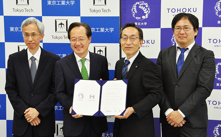(From Left) Professor Hidetoshi Nishimori of Tokyo Tech, President Kazuya Masu of Tokyo Tech, President Hideo Ohno of Tohoku University and Associate Professor Masayuki Ohzeki of Tohoku University