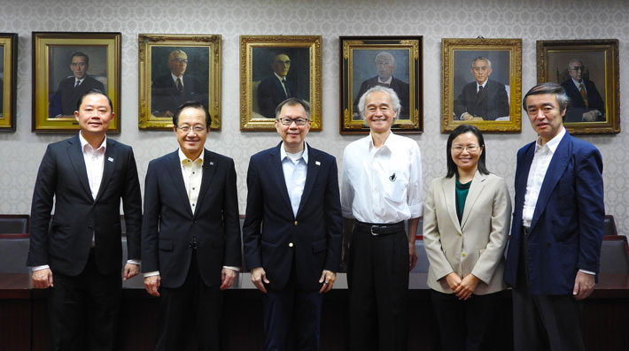 President Masu (2nd from left), President Ho Teck Hua (3rd from left), Provost and Vice President Satoh (3rd from right), Vice President Hayashi (right), and other members of the NTU delegation