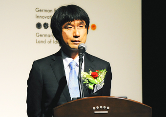 Kawano giving a speech at the ceremony