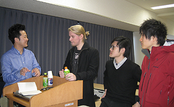 Yakushiji answering student's questions