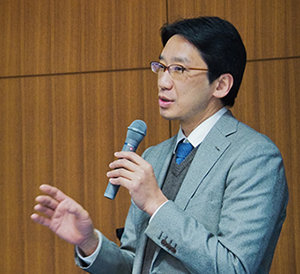 Tokyo Tech Professor Naoyuki Hayashi moderating the lecture