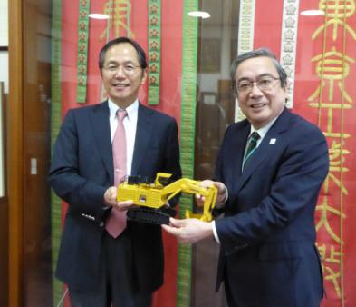 Komatsu Director and CTO Fujitoshi Takamura (left) and Tokyo Tech President Yoshinao Mishima