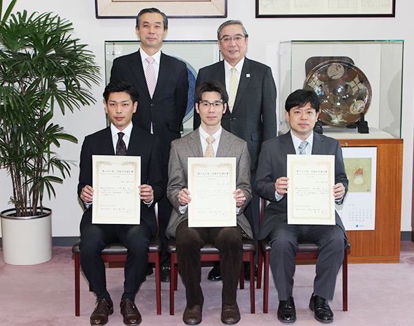 Front row from left: Grant recipients — Associate Professors Inamura, Yoshizawa, and Nishiyama Back row from left: Professor Emeritus and former Executive Vice President for Research Takashi Tatsumi and President Yoshinao Mishima