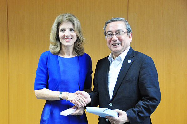 US Ambassador Caroline Kennedy and President Yoshinao Mishima