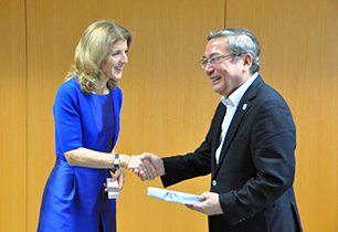 US Ambassador Caroline Kennedy and President Yoshinao Mishima