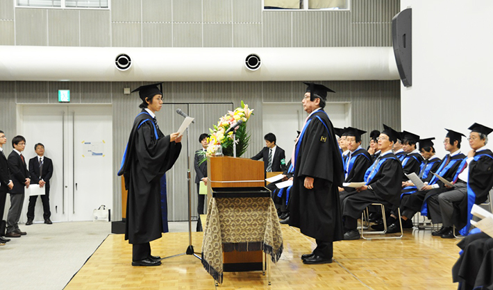 Ryo Nagai delivering a speech on behalf of the graduates