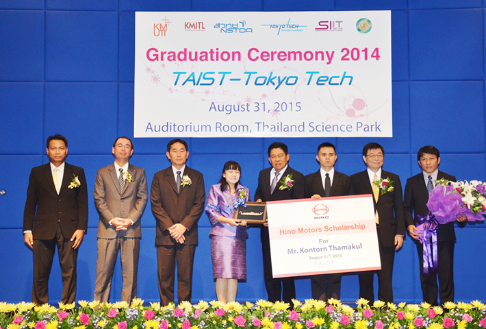 Mr. Kontorn Thammakul (third from right) and key participants