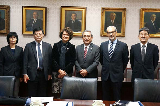 (from left) Ms. Tsukada, Dr. Maruyama, Dr. Serrano, President Mishima, Rector Ruipérez, and Mr. Yoshioka