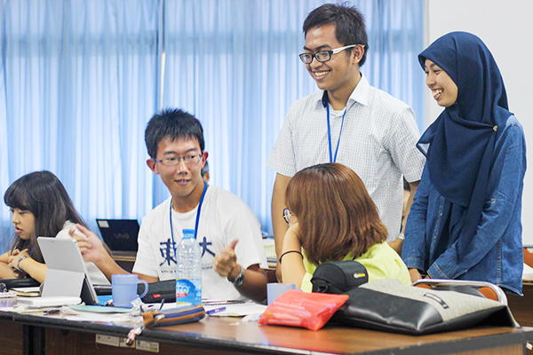 Lee (second from left) with participants from other countries