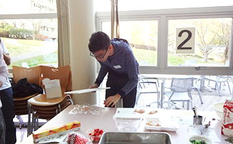 A participant from Mexico demonstrating how to make milanesa empanizada