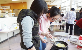 Making kinshi-tamago