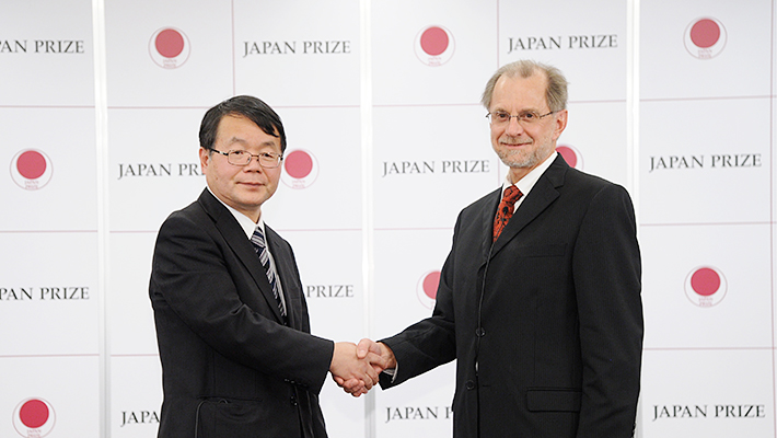 Recipients Professor Hideo Hosono (left) and Dr. Steven Tanksley (right)