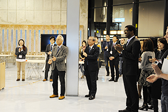 President Mishima (center right) and Vice President for Education Tetsuya Mizumoto (center left)