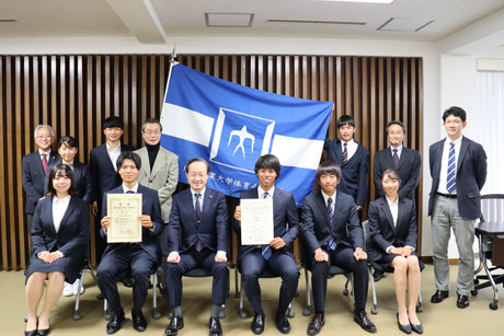 Sailing Club members' commemorative photo with Masu (front, 3rd from left)