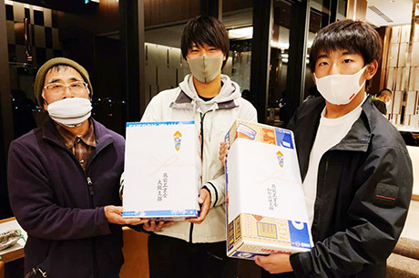 Captain Suzuki (center) and vice-captain Ido (right) receive gift from Wakayama and Osaka branches of Tokyo Tech Alumni Association