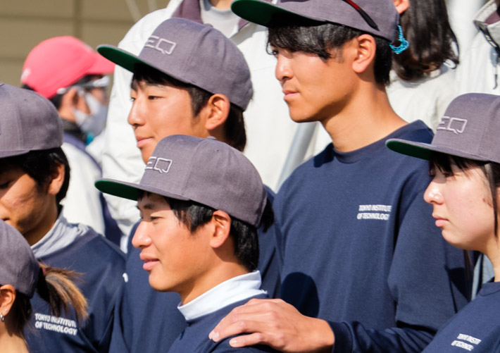 Aoki (front, 2nd from right) with Kitajima's hand on his shoulder