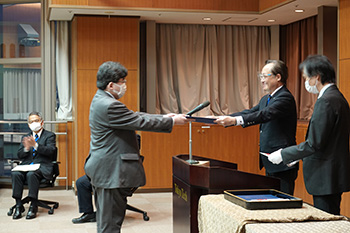 Kuwahara receiving his award