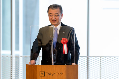 Tokyo Tech Alumni Association President Kiyoto Ido (Class of 1972, Mathematics) discussing Taki's contributions