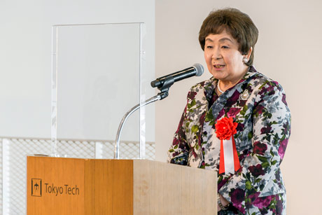 Dr. Kimiko Murofushi, president of Ochanomizu University, expressing her congratulations