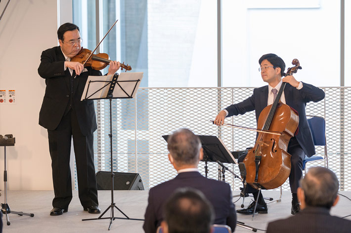 Sawa's violin and Taniguchi's cello reverberating in Taki Plaza