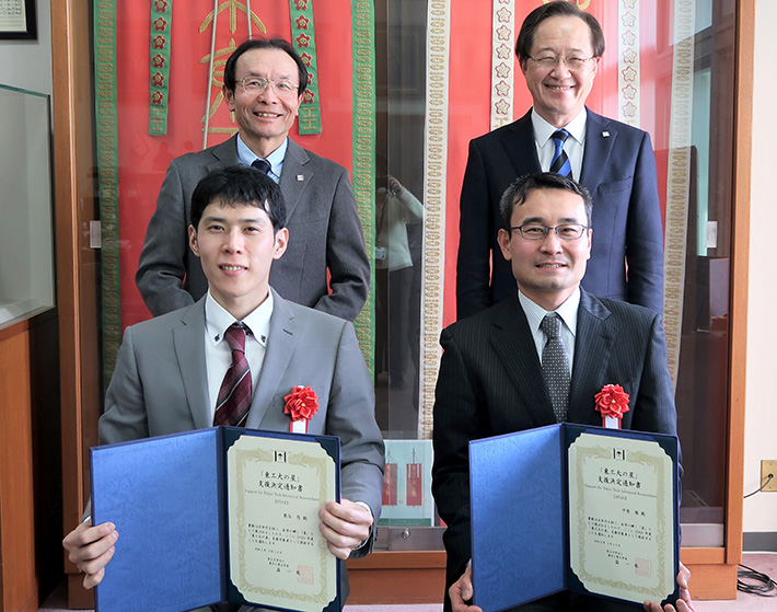 Front from left: Kumagai and Hirahara Back from left: Executive Vice President for Research Osamu Watanabe and President Kazuya Masu