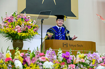 President Masu congratulating Tokyo Tech's newest students